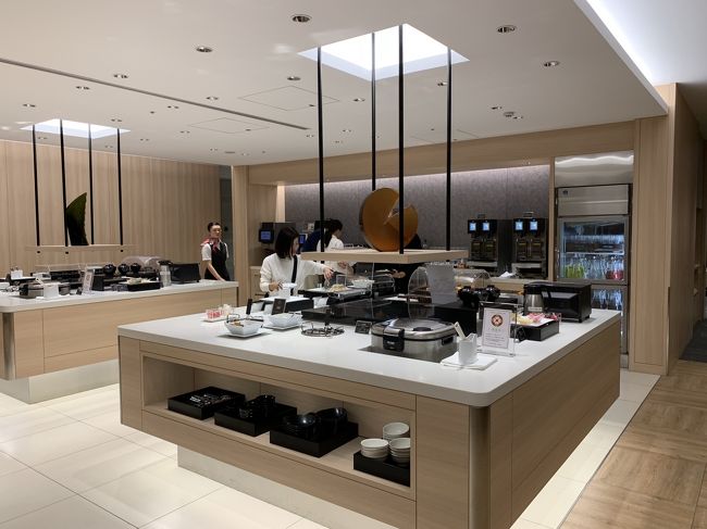 JALラウンジへ<br />現在メインのラウンジは改装中なので、サテライト側のラウンジです