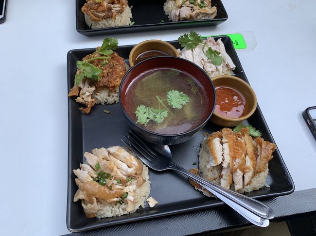 店員さんに「よんしゅ？」と聞かれ<br />4種のカオマンガイをオーダー（100THB)<br />地元の方々は2種とか3種の注文が多いみたいですね<br />