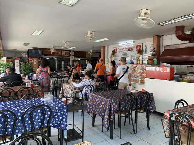 ビクトリーモニュメント駅近くの「イサーン・ロムィエン」へ