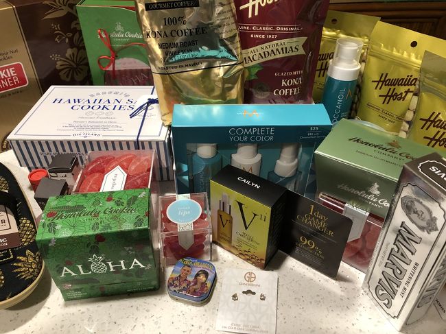 今回のお買い上げもの。歳をとると物欲もあまりなくなり少なめ～。ハニー味のマカダミアナッツは人気のようで3軒目のロングスドラックでお土産にと大量買いしました。