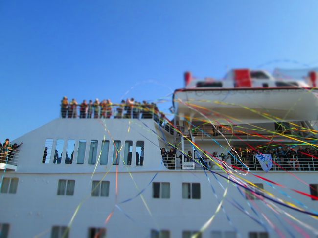 世界一周・船旅は、多くの人に見送られゆっくり岸壁を離れていく<br />妹が桟橋から撮った写真