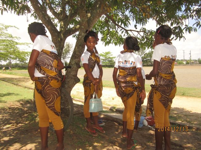 マダカスカルの施設の少女達が歓迎の踊りを披露してくれた。