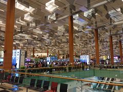 3日目は6時20分頃ホテルを出発し、7時前に空港の第2ターミナルに着きました。