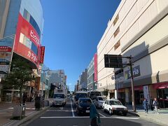市役所を抜けると、中心街です。こんな街があるとは、本八戸駅からの道を歩いている時には想像できません。