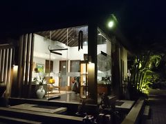 カーチャーター終わるまで、まだ時間はあったのですがホテルへ向かって貰います！
この時で21時頃に
チェクイン、不安だったのでヨニさんに通訳でお手伝いしていただきました♪
フロントは小さいですが、スタッフさんが素敵な笑顔でお出迎え
チェクイン手続きと、受付で明日の朝食をオーダーします！（朝食は、お部屋で食べます）