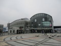 【今回の交通手段】
①東京・バスタ新宿→香川・高松駅　琴平バス㈱・コトバスエックスプレス
高松駅の駅舎も、斬新なデザインとなっています。