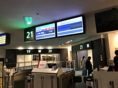 スカイマークの深夜便で那覇へ向かうため終電で羽田空港へ。
羽田空港の国内線は、基本的に0時に閉まるためスカイマーク便のエリアのみ空いています。
搭乗開始まで、椅子で寝ている人もちらほら。
満席に近い搭乗率です！

2:40羽田発の予定でしたが、出発前に燃料不足となり1時間近く離陸が遅れました(･･;)