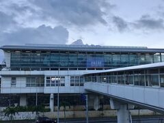 那覇空港へは予定の5:15を大幅に過ぎ6:00頃の到着でした。
深夜便なので、ゆいれーるが動くまでの時間をどう過ごそう、と思案していましたが、着いた時には余裕で動いてました（笑）

ゆいれーるの那覇空港駅です(^-^)