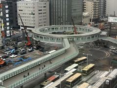 ３月１６日（土）
１２時過ぎ、旦那さんと二人、家から電車を乗り継いで新横浜駅着。
先月来た時には気付かなかったけど、駅前にはこんなサークル状の
歩道橋？も出来てたのですね。駅前はあちこち工事中。
新横浜スタジアムや横浜アリーナとかで色々イベントが多くて、
最近とっても賑やかだとは聞きました。