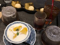 駅前モール内の中華カフェでオヤツタイム。
彼女とは１月の香港以来だわ～。