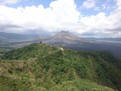 バリスイングの後は、キンタマーニ高原へ♪
バトゥール山が、綺麗に見えます
その横にバトゥール湖！
綺麗な景色に思わずパシャリ♪
