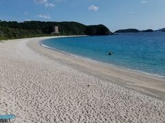 バスは走ること５分で到着の古座間味ビーチ。歩いてくることもできそうですが山越えしなくちゃいかんせいで、お薦めはまったくできません。
ここも海の青色がヤバすぎです！