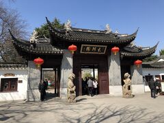 中国・上海『古猗園（こいえん）』

『古猗園（こいえん）』のサウスエントランスの写真。

こちらは南の「南大門」。入り口は他に北と東があり、全部で3か所。
中に入って圧倒されました(=ﾟωﾟ)ﾉ
『古猗園』の「猗」とは「すばらしい」という意味で、直訳すると
「古くかつ素晴らしい庭園」という意味を成します。

明の嘉靖万歴年間（1522～1573年）に造られた古猗園は、
上海の五大古典園林（旧市内の豫園、松江の酔白池、青浦の曲水園、
嘉定の秋霞園と古猗園）の一つに位置付けられており、明時代の
伝統的な建築技法と簡素な色彩が特徴です。
ゆるやかな池の流れや風情ある生い茂る竹林などを楽しむことが
できます。なお、「園林」とは「庭園」の意味です。

http://www.guyigarden.com/