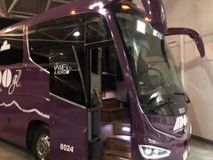 他のADOのバスが明き基調の塗装に対して紫とシックです。