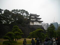左に富士見櫓を見ながら進む。
