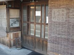 ランチは同じく多治見市内の「信濃屋」
11時前に到着しましたがまだ暖簾が掛かっていません。