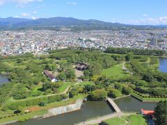 続いてやってきたのは五稜郭。五稜郭タワーに登り、全景を眺めます。
江戸時代にこんな立派な城郭を作ることができたなんて、すごい。などと陳腐な感想しか出てこない自分が悲しい。