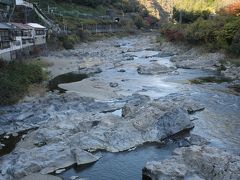 玉野川渓谷の流れ。
右岸には山の斜面に張り付くような定光寺駅。