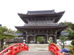 總持寺祖院。かつての曹洞宗の大本山「總持寺」。1911年（明治44年）、本山の機能が横浜市鶴見へ移転した際に、移転先が「大本山總持寺」となり、能登の「總持寺」は「總持寺祖院」と改称された。
なお、2007年の能登半島地震で被害があり、大規模な復旧工事中だった。