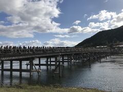 大渋滞の渡月橋を渡る
途中渋滞でストップしたり
まあ、これもいいさ