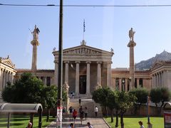 お次は車窓から

アテネアカデミー
建物正面、円柱の上に立つ像は、向かって左がアテナ女神、右がアポロン神で、学芸と芸術の守護神だそうです。
