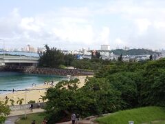 沖縄のビーチは
磯の香りがしないですよね。
それがいつも不思議。