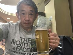 高松空港２F・＜さぬき麺業　空港店＞
今回も一人旅につき、ひとり乾杯です。マラソン完走後の生ビールは、いつ飲んでも最高です。