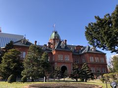 今回はゆっくり見学したいと徒歩で北海道旧本庁舎。強風でやっとの思いで到着。
