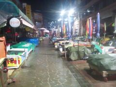 窓側の席で何度か寝落ちそうになりながら乗り過ごさずに機張で下車。取り敢えず市場の方に歩いてみたが深夜近いので見るものは無し。