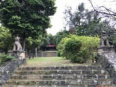 奥武山公園内に小さな神社を発見しました。
狛犬の高さが異なるのはわざと！？