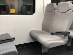 KLIA Ekspres でKL セントラル駅に向かいます。
チケットは日本から事前にKLOOKで往復2000円で購入。
車内はWi-Fi使えます。
