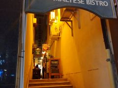 スリマ　TA’KRIS　建物の間にありマルタ料理がいただけます
人気店であり、予約せずに行ったら2時間弱ならよいと入店できました