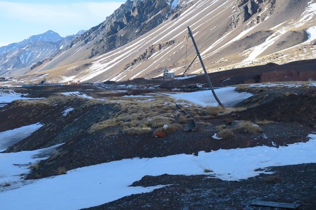 また国際道路にぶった切られた廃線！　架線柱あるなぁ～　やっぱりチリ側は電化だたのか・・・