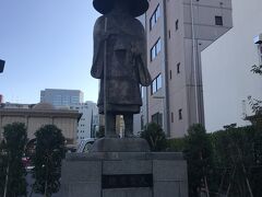 親鸞聖人像
平安時代後期から鎌倉時代までを生きた僧。浄土真宗の開祖。
菅笠を深めに被っているので、近くに行かないと顔が見えないが、外国からの観光客を中心に写真を撮っている方が多いので、長い間顔を見ているのは少々躊躇するかも。