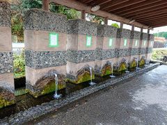 用作公園を後にして、由布高原を目指しますが、途中寄ったのが、水の駅おづる。
湧水が有名らしく、給水所がたくさん。
皆さん汲みに来るようです。