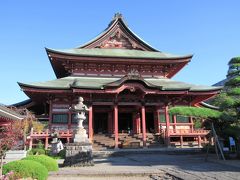 甲斐善光寺は1754年の火災で失われており、現在の本堂は1796年の再建です。当初よりも少し小さなものとなったが、それでも東日本では最大級の木造建築で、山門と合わせて国の重要文化財に指定されています。