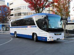 今回は京都から高速バスに乗って山梨県の甲府へやってきました。山梨交通のクリスタルライナーです。山梨は大阪から行きにくい県の１つなので、直行できる高速バスは人気が高いようです。