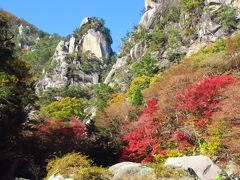 昇仙峡では随一の名所である覚円峰は、花崗岩が風化水食を受けてできたもの。この岩の上で沢庵禅師の弟子、覚円が座禅を組んだといわれるところから、この名がつけられたそうです。周囲の紅葉がとても美しく、これが見れただけでも今回の旅は満足です。