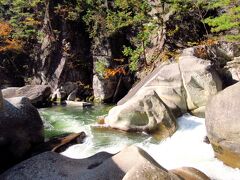 岩の間を水が凄い勢いで流れていきます。近くで見ると大迫力でした。