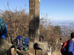 山頂のサインでは、写真を撮る人の行列ができていました。