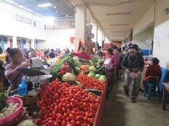 マーケットの中心にある食料品市場。
ここは毎日やっていますが、木曜と日曜は人の数が圧倒的に多いそうです。