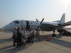 フローレス空港に到着しました。
少し遅れて8時ごろの到着でした。