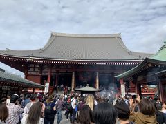 浅草寺経由ではなやしきに向かいます。
天気が良くてよかった。テレビでは見ていたけど、本当に外国人が多いのね！！