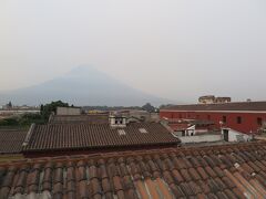 今回宿泊している、ホテル　メゾンデマリア。
屋上からアグア山を眺められます。