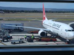 最初のフライトは、アデレード発シドニー行きQF738便です。機種はBoeing 737-800ですね。