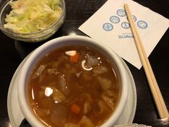 周囲がオムライスを頬張る中、小泉さんセット(注)を注文。

(注)勝手に名付けました。正確には、ラーメンとボルシチとコールスローです。

ボルシチは一口目から美味しいと思った。これでサイドメニューなの？ ５０円でいいの？
