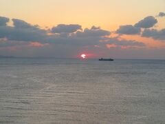 １１月１６日午後５時３５分頃。
ホテル日航アリビラのお部屋のラナイ（テラス）からは東シナ海に沈もうとする美しい夕日が見えていました。