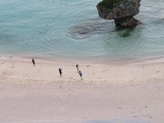 ニライビーチにはサンセットを眺めて写真を撮っている人たち。
素敵なサンセットですから。