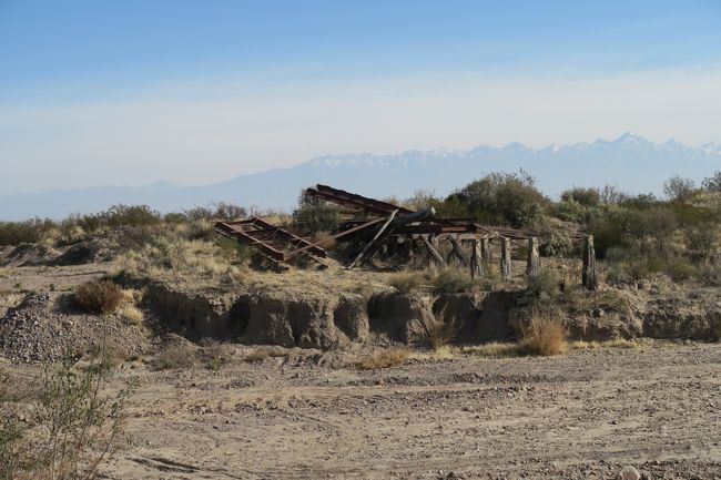 アンチョリスを抜けるとセコ・デ・ラ・ピエドラ・コロラダ川（干上がってる）に出ます。かつてここには長い木橋があって、グーグルマップで予習した時は、崩落寸前でとても良いショットだったので期待していたのですが・・・