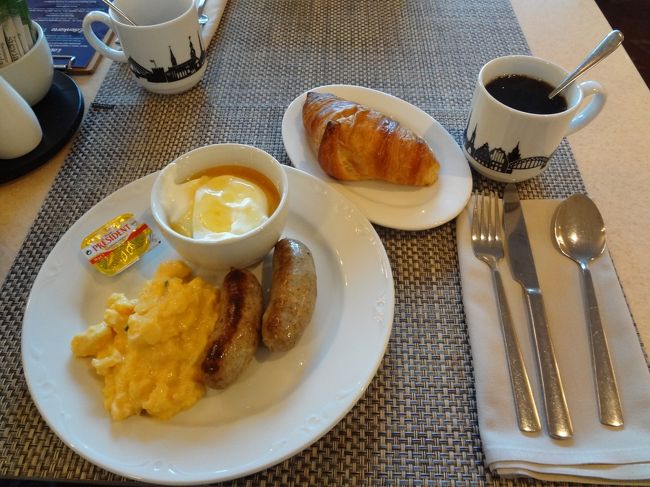 本日の朝ごはん。<br /><br />あれだけ歩いたのに、あっという間におなかがいっぱいになってしまいました。<br />え？　お皿が大きいから少なく見えるだけ？？